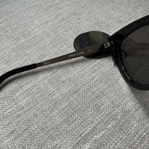 Quay Australia Steal a Kiss Sunglasses Black/ Gold NWT - Picture 9 of 10